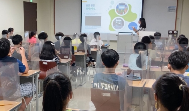 강서구 어린이들이 여름방학을 맞아 구청에서 마련한 코딩 수업을 듣고 있다. 강서구 제공