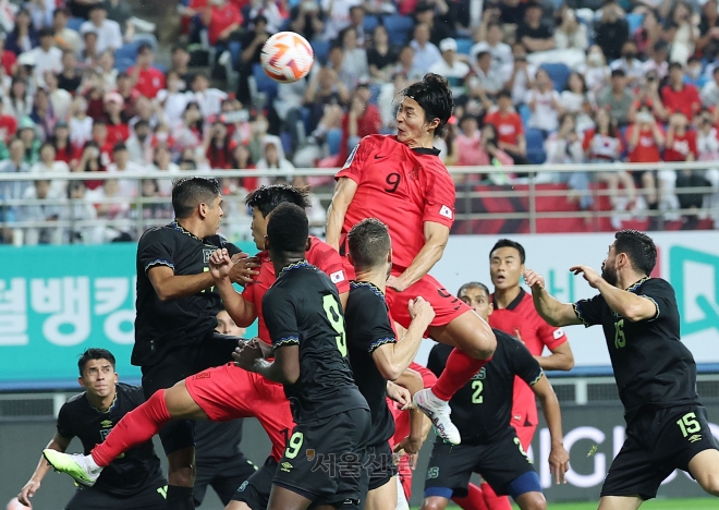 조규성이 지난 6월 20일 대전월드컵경기장에서 엘살바도르와의 축구대표팀 평가전에서 헤더로 상대 문전을 위협하고 있다. [연합뉴스]