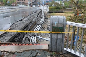 성남시, 탄천 교량 차로 폭 줄여 차도부 양측에 보도 조성… 내년 상반기까지 재시공 완료