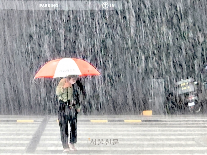 11일 갑작스런 폭우가 내린 서울 서초구의 한 거리를 시민이 걷고 있다. 2023.7.11 박지환기자