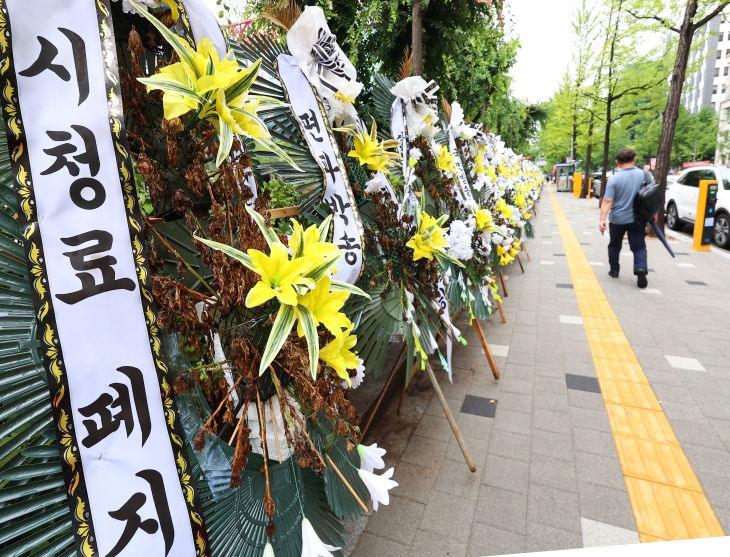 전기요금과 텔레비전 방송수신료(KBS·EBS 방송 수신료) 징수를 분리하기 위한 방송법 시행령 일부개정안이 국무회의에서 의결된 지난해 7월 11일 오후 서울 여의도 KBS 사옥 앞에 근조 화환들이 세워져 있다.