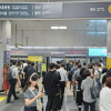 인파 쏟아지는 ‘5중 환승’ 김포공항역 출근길…“사고날까 두려워”