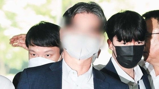 더불어민주당 전당대회 ‘돈봉투’ 의혹의 핵심 피의자로 지목된 송영길 전 대표의 전직 보좌관 박용수씨가 지난 3일 서울 서초구 서울중앙지방법원에서 열린 구속 전 피의자심문(영장실질심사)에 출석하고 있다. 뉴스1