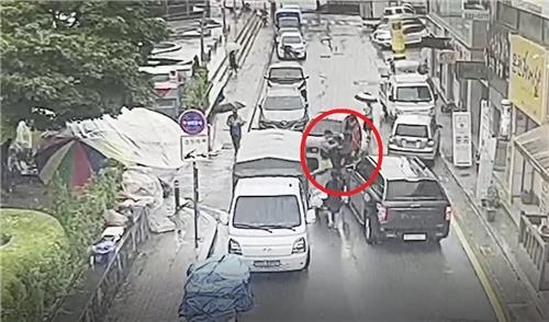 충남 아산 전통시장 상습 소매치기범 검거 장면. 충남 아산경찰서 제공