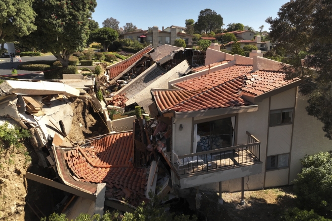 LA카운티 롤링힐스 에스테이트의 주택들이 붕괴된 모습. AP 연합뉴스