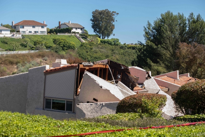 LA카운티 롤링힐스 에스테이트의 주택들이 붕괴된 모습. AFP 연합뉴스