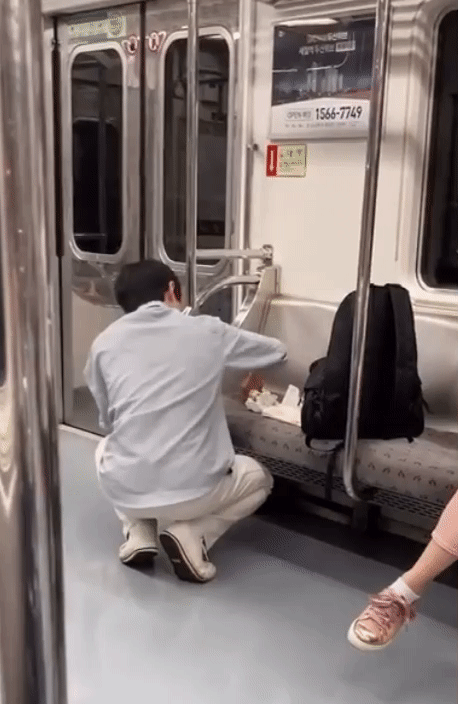 6호선 지하철에서 한 청년이 토사물이 묻은 의자를 휴지로 닦고 있다. 인스타그램
