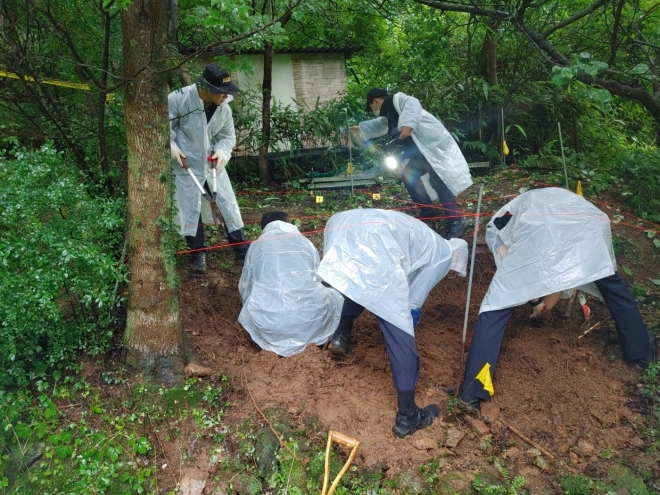 경찰이 암매장지로 특정된 광양 야산에서 전날에 이어 이틀째 시신 발굴 작업을 하고 있다.