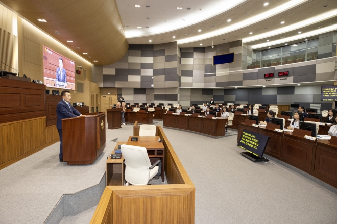 ‘제61회 경북도청소년의회 교실’에 참여한 경산 하양여자중학교 학생들이 배한철 경북도의장의 설명을 듣고 있다. 경북도의회 제공