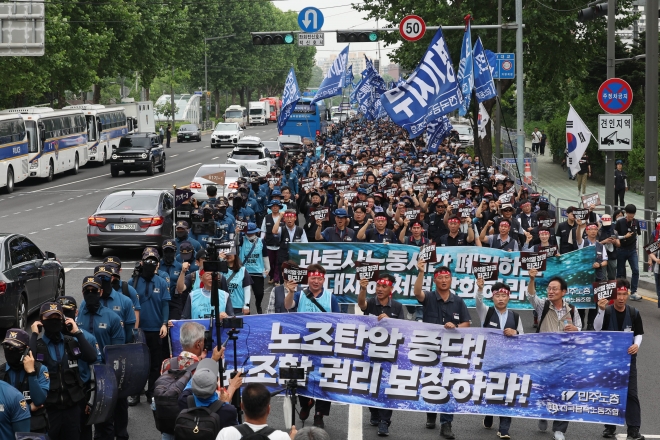 삼각지역 방면으로 행진하는 금속노조