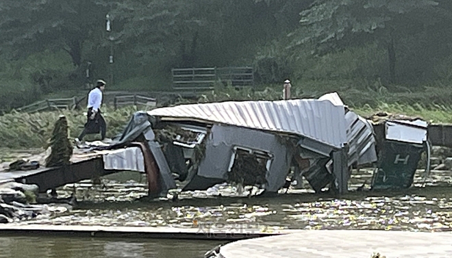 젖은 종잇장처럼… 폭우에 쓸려내려온 컨테이너