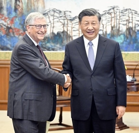 빌 게이츠(왼쪽) 마이크로소프트(MS) 창업자가 지난달 16일 중국 베이징 국빈관 댜오위타이에서 시진핑 중국 국가주석과 만나 반갑게 악수하고 있다. 베이징 신화 뉴시스