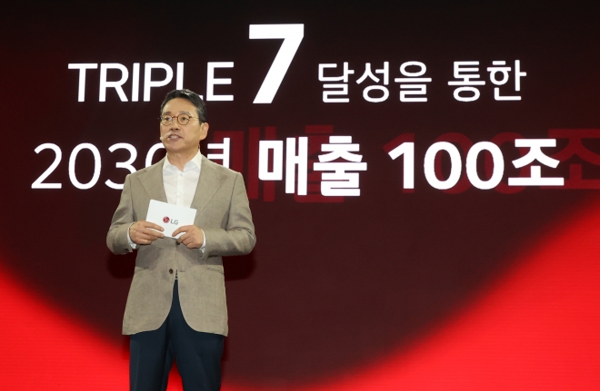 조주완 LG전자 최고경영자(CEO)가 12일 서울 마곡 LG사이언스파크에서 기자간담회를 열고 ‘스마트 라이프 솔루션 기업’으로 변화하겠다는 중장기 비전을 발표하고 있다. 연합뉴스