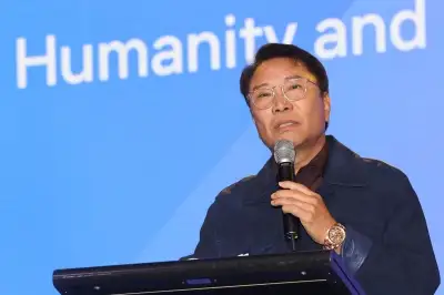 이수만에 5년간 600억 준 SM…법원 “과도한 건 맞는데”