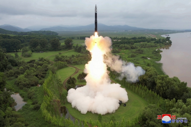 북한이 12일 김정은 국무위원장이 참석한 가운데 신형 고체연료 대륙간탄도미사일(ICBM) 화성-18형의 시험발사를 감행했다고 13일 조선중앙통신이 보도했다. 2023.7.13 조선중앙통신