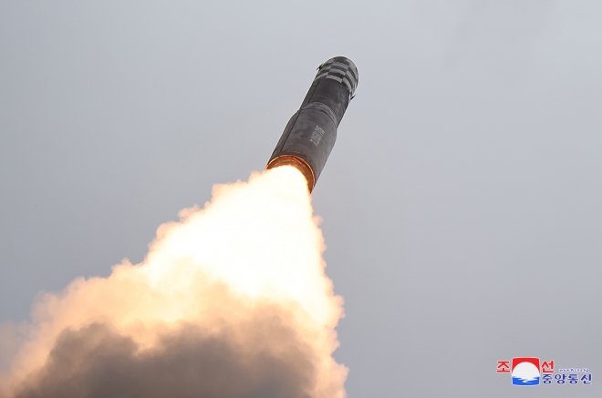 북한이 12일 김정은 국무위원장이 참석한 가운데 신형 고체연료 대륙간탄도미사일(ICBM) 화성-18형의 시험발사를 감행했다고 13일 조선중앙통신이 보도했다. 2023.7.13 조선중앙통신 연합뉴스