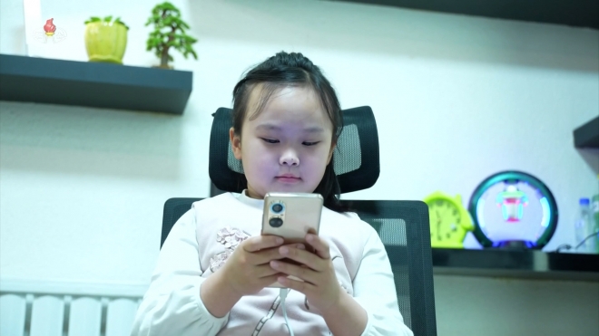북한, 최신형 스마트폰 ‘삼태성8’ 공개