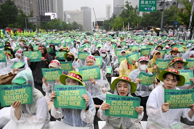 전국보건의료산업노조 조합원들이 13일 오후 서울 종로구 세종대로 일대에서 인력·공공의료 확충, 간호간병통합서비스 전면 해결 등을 촉구하는 총파업 대회를 갖고 있다. 2023.7.13. 도준석 기자