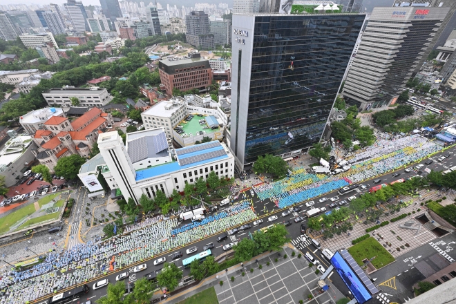 전국보건의료산업노조 조합원들이 13일 오후 서울 종로구 세종대로 일대에서 인력·공공의료 확충, 간호간병통합서비스 전면 해결 등을 촉구하는 총파업 대회를 갖고 있다. 2023.7.13. 홍윤기 기자