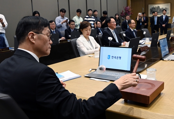 이창용(왼쪽) 한국은행 총재가 13일 오전 서울 중구 한국은행 본관에서 금융통화위원회 통화정책방향 회의를 주재하고 있다. 금통위는 이날 금통위원 전원 만장일치로 기준금리를 현 수준(3.50%)에서 동결했다. 지난 1월 0.25% 포인트 인상한 뒤 2월과 4월, 5월에 이은 네 차례 연속 동결이다. 시장은 연말 혹은 내년 초에는 금리 인하가 시작될 것으로 전망한 반면 금통위원 전원은 기준금리를 3.75%까지 인상할 가능성도 열어 뒀다. 사진공동취재단