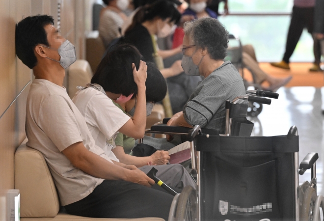 국보건의료산업노동조합(보건의료노조)이 총파업을 시작한 13일 서울 시내 한 대형병원에서 환자들이 진료 순서를 기다리고 있다. 2023.7.13 홍윤기 기자