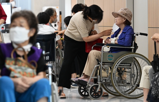 국보건의료산업노동조합(보건의료노조)이 총파업을 시작한 13일 서울 시내 한 대형병원에서 환자들이 진료 순서를 기다리고 있다. 2023.7.13 홍윤기 기자