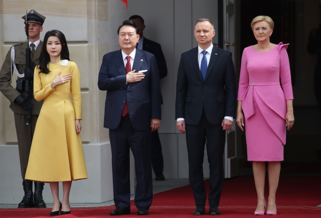 윤석열 대통령 내외, 폴란드 공식환영식 참석