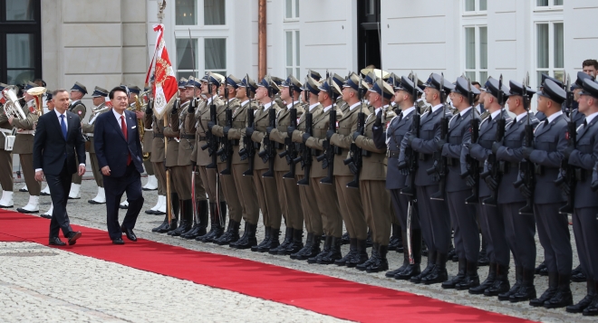 의장대 사열하는 윤석열 대통령과 폴란드 대통령