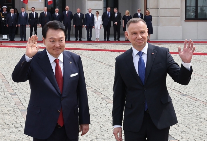 인사하는 윤석열 대통령과 두다 폴란드 대통령