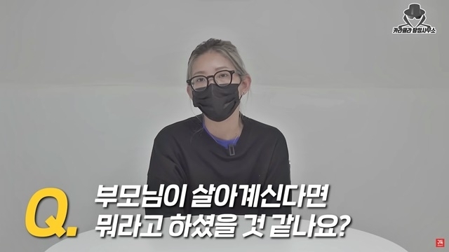 고 최진실씨 딸 최준희씨가 13일 유튜브 채널 ‘카라큘라 탐정사무소’에 출연, 외할머니 주거침입 신고 사건과 관련해 반성과 사과의 뜻을 밝히고 있다. 방송 녹화 후 최씨는 서울 서초 경찰서를 방문해 외할머니에 대한 처벌불원서를 작성한 것으로 알려졌다. 2023.7.13 카라큘라 유튜브