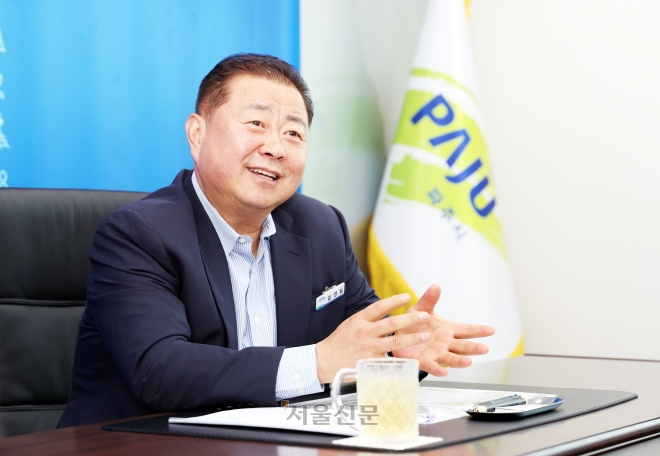 김경일 경기 파주시장이 13일 집무실에서 가진 서울신문과의 취임 1주년 기념 인터뷰에서 지난 1년간의 주요 시정 성과와 향후 계획을 밝히고 있다. 한상봉 기자