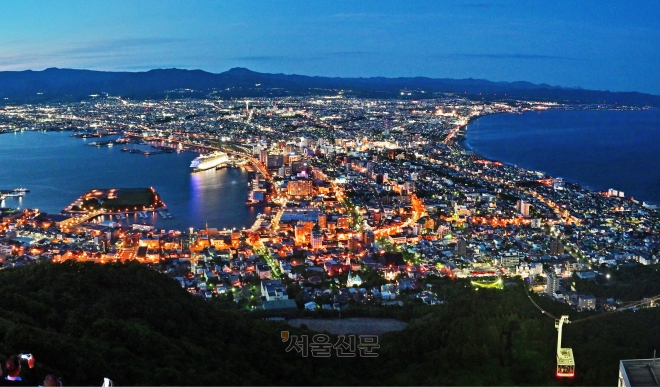 하코다테산 전망대에서 본 하코다테 야경. 밤 풍경 가운데 일본 내 최고 절경으로 꼽힌다.