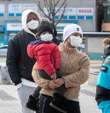 2021년 3월 경기 동두천에 코로나19 확진자가 다수 발생하자 시청 측은 지역 내 외국인 전수조사를 진행했다. 서울신문 DB