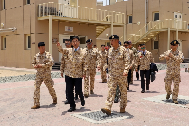아랍에미리트(UAE)를 방문 중인 신범철(앞줄 왼쪽) 국방부 차관이 12일(현지시간) 아크부대를 방문해 부대원을 격려하고 있다. 국방부 제공