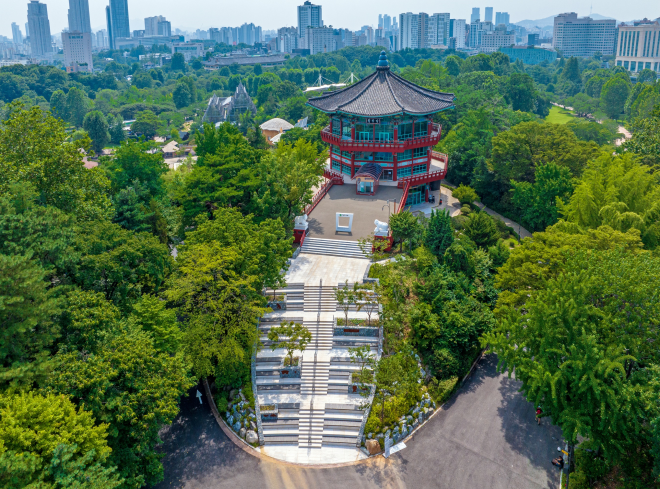 서울 광진구 어린이대공원의 새단장한 팔각당이 주변 풍광과 어우려져 있다. 서울시 제공
