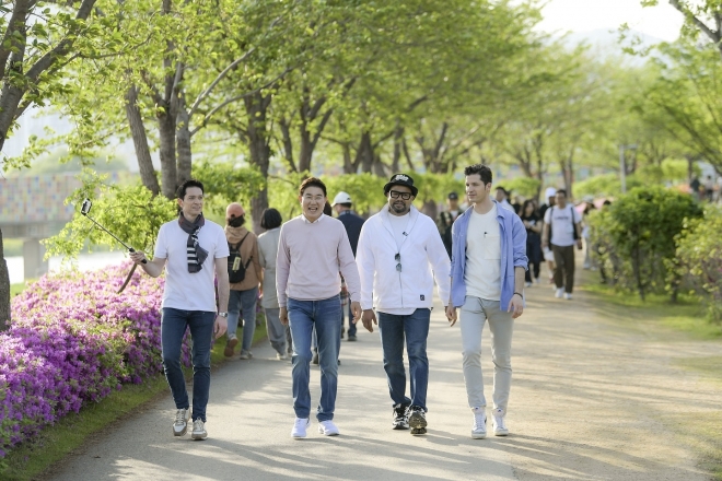 노관규 순천시장과 정원박람회 홍보대사인 다니엘, 럭키, 알베르토가 정원박람회장을 걷고 있다