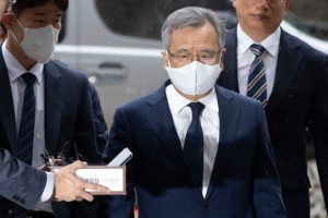 ‘특검의 몰락’ 박영수, 구속 면할 수 있을까…檢 ‘영장 재청구’ 무게[로:맨스]