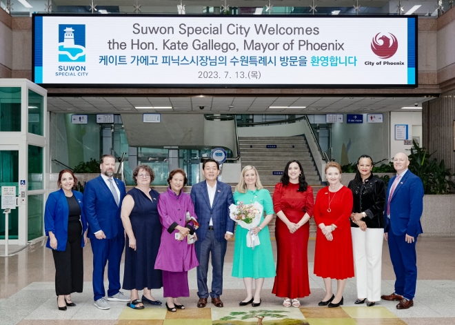 이재준 수원시장(왼쪽 다섯번째)과 케이트 가에고(이재준 시장 오른쪽) 시장을 등 관계자들이 기념촬영을 하고 있다. 수원시 제공