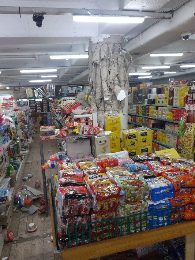 14일 오후 붕괴 위험 신고가 접수된 전남 목포시 상가주택 1층 기둥 모습. 전남도 제공