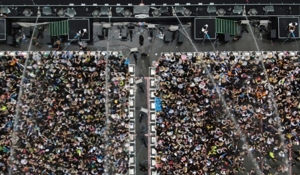 서울 잠실종합운동장 특설무대에서 열린 ‘워터밤 서울 2022’에서 관람객들이 축제를 즐기고 있다. 뉴스1
