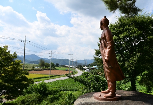 멀리 한양 쪽을 바라보고 있는 단종 동상. ‘단종유배길’ 중 한 구간인  ‘쉼터’에 조성돼 있다.