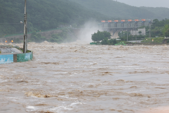 집중호우로 15일 오전  괴산댐이 월류한 가운데 댐  인근 현장 모습. 충북도 제공.