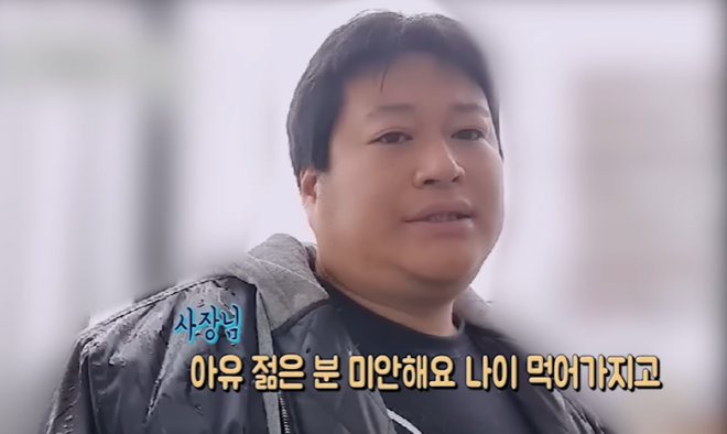 한 한식 뷔페에서 반찬을 많이 담았다는 이유로 사장에게 욕을 먹고 쫓겨났다는 인터넷방송인(BJ)의 사연에 이어 경찰을 불렀더니 사장이 정중하게 사과했다는 후일담이 전해졌다. 사진은 한식뷔페 사장으로부터 사과를 받고 있는 황대리. 유튜브 채널 ‘황대리TV 캡처