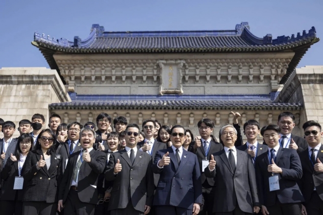 마잉주(가운데) 전 대만 총통이 이끄는 사절단이 지난 3월 중국 장쑤성 난징에 있는 대만의 국부 쑨원의 무덤인 중산릉을 방문했을 때 기념촬영을 하고 있다. 신화 자료사진