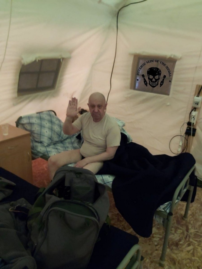 최근 텔레그램에 유출된 예브게니 프리고진이 속옷만 걸친 초라한 행색으로 텐트 안 야전침대에 걸터앉은 모습의 사진. 텔레그램 캡처