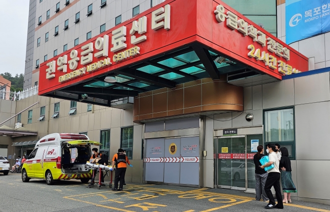 권역응급의료센터 목포한국병원의 환자이송 모습. 전남도 제공