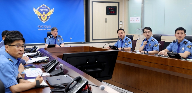 김종욱 해양경찰청장이 집중호우로 부터 시민들의 생명과 안전을 지키기 위해 16일 긴급상황점검회의를 주재하고 있다. 해양경찰청 제공.