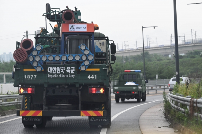 16일 육군 차량이 충북 청주시 오송읍에서 궁평2지하차도 배수작업을 하기 위해 이동하고 있다.