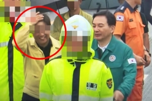 오송 지하차도 공무원, 장관 격려에 ‘미소’ 뭇매 [포착]