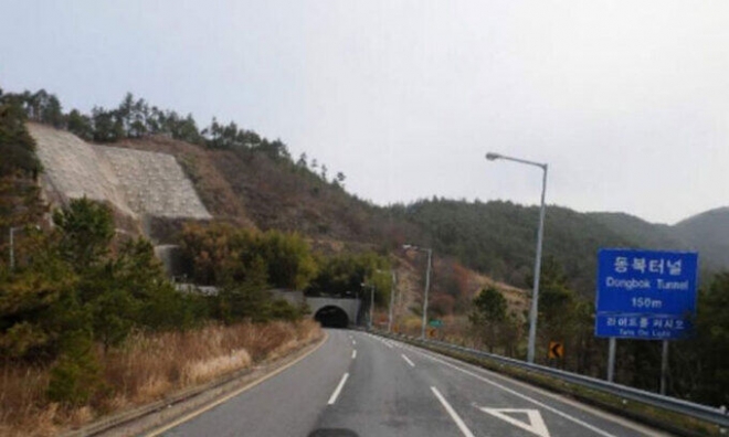 전남 화순 동복터널이 집중호우에 따른 산사태 우려로 교통통행이 전면 통제됐다. 뉴시스제공